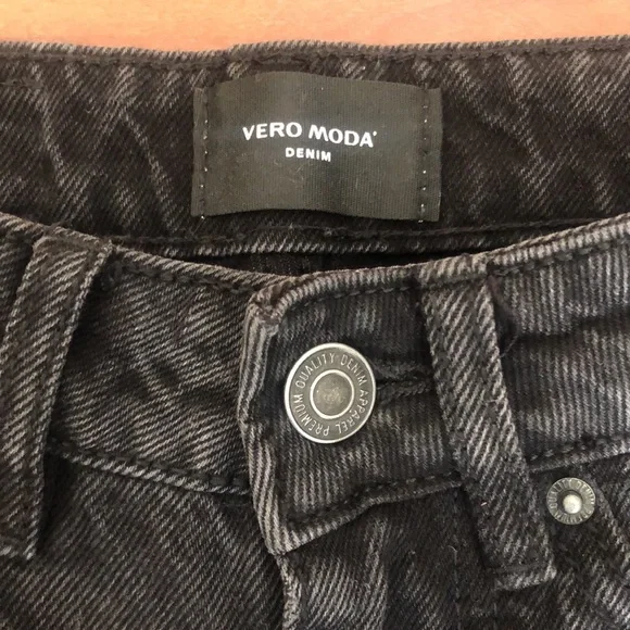 Black Denim Vero Moda lightly distressed Jean – W 24 L 28 - Picture 3 of 6